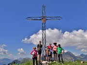 55 Alla croce del Vindiolo (2056 m) con gli amici 